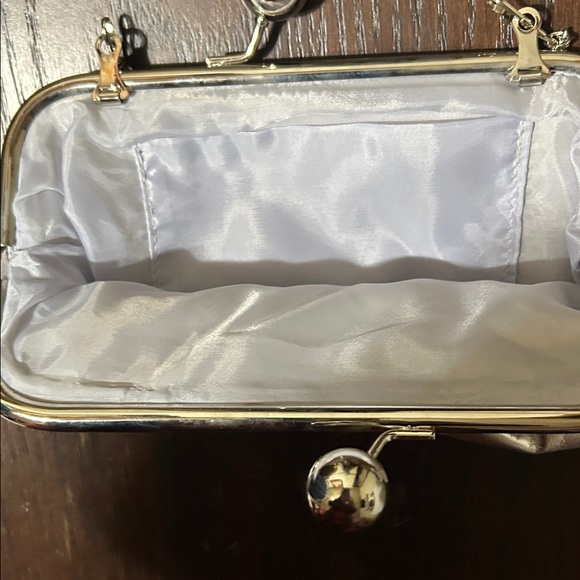 Elegant Silver Evening Clutch - Picture 4 of 5